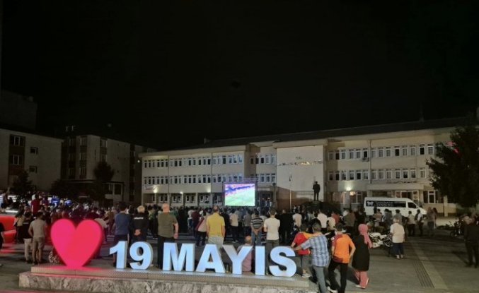 19 Mayıs ilçesinde vatandaşlar, milli maçı dev ekrandan izledi