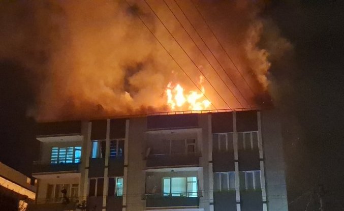 Bafra'da binanın çatı katında çıkan yangın hasara neden oldu