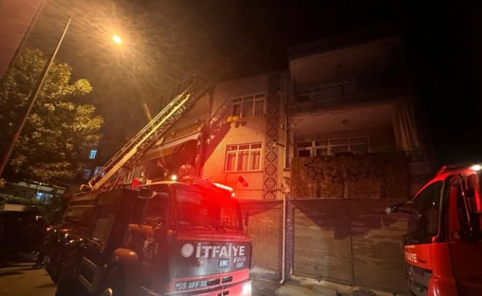 Alaçam’da binanın çatı katında çıkan yangın söndürüldü