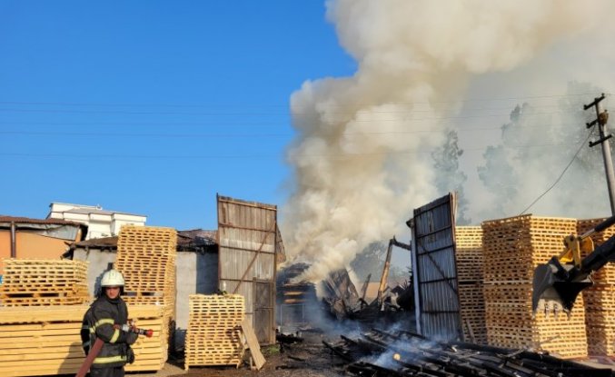 Samsun'da kereste fabrikasında çıkan yangın söndürüldü