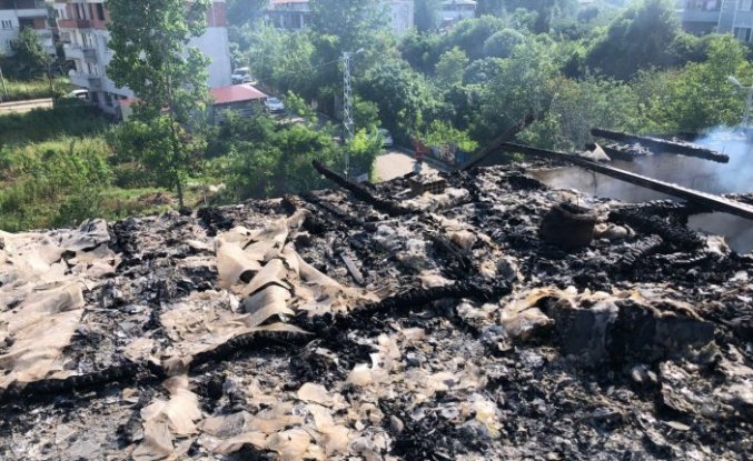 Samsun'da ortaokulun çatısında çıkan yangın söndürüldü