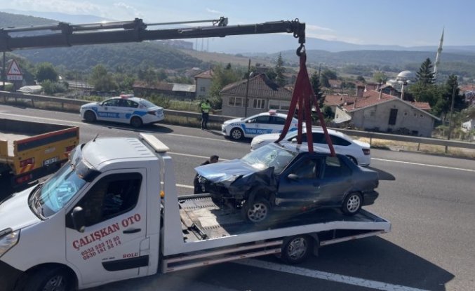 Anadolu Otoyolu'nda bariyere çarpan otomobildeki 6 kişi yaralandı