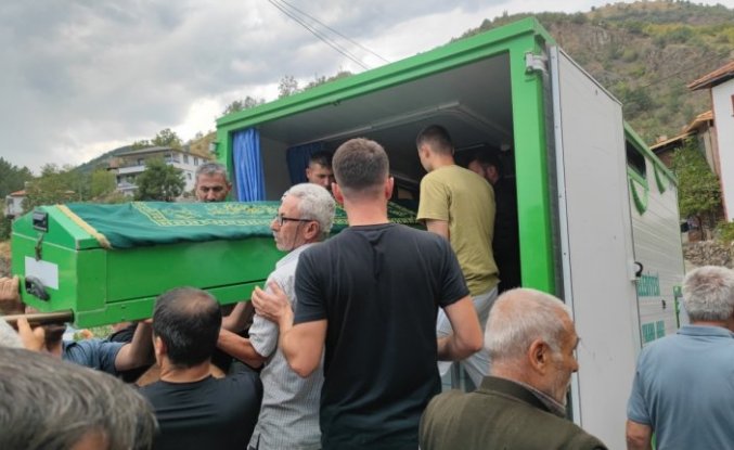 Ankara'da komşusu tarafından öldürülen kadının cenazesi, eşi ve çocuğunun yanına defnedildi