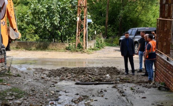 Ayancık Kaymakamı Çelik sağanaktan etkilenen köyde incelemede bulundu