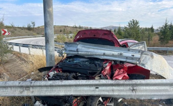 Çorum'da bariyere çarpan otomobilin sürücüsü yaralandı