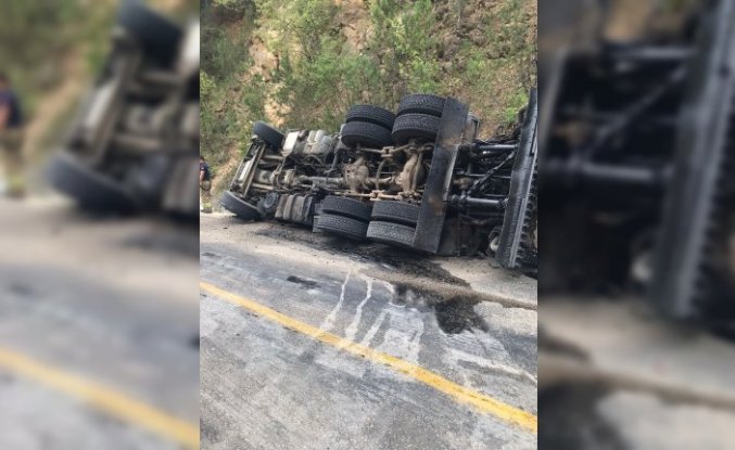 Karabük'te su kanalına devrilen zift yüklü kamyondaki 3 kişi yaralandı