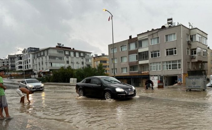 Sinop’ta sağanak nedeniyle bazı ev ve iş yerlerini su bastı