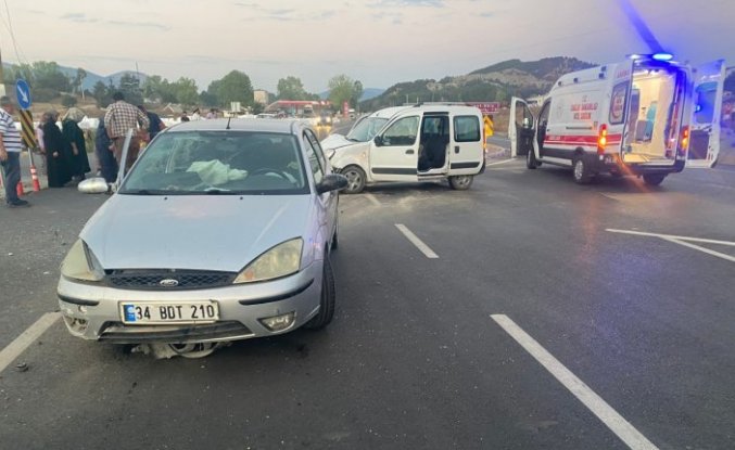 Bolu'da hafif ticari araç ile otomobilin çarpıştığı kazada 3 kişi yaralandı