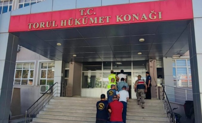 Gümüşhane'de trafik işaret levhalarını çalan 4 kişi tutuklandı