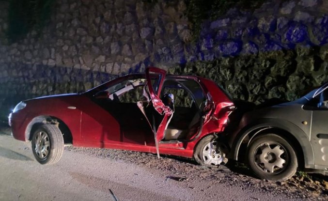 Karabük'te hafif ticari araç ile otomobilin çarpıştığı kazada 4 kişi yaralandı