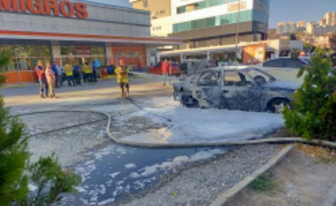 Tokat'ta park halindeki otomobil yandı