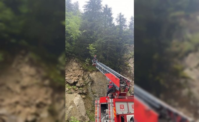 Trabzon'da kayalıklarda mahsur kalan baba ve oğlu kurtarıldı