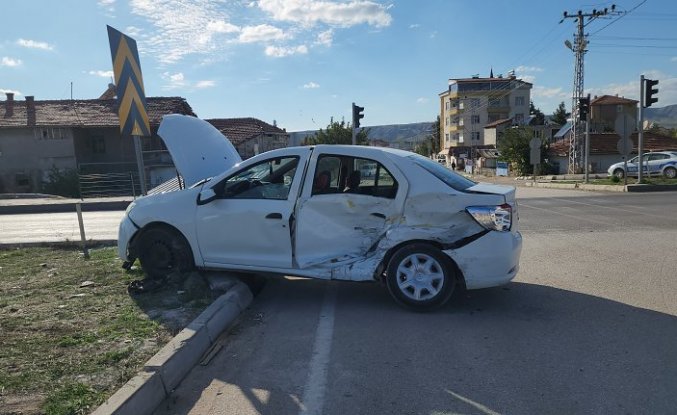 Amasya'da taksiyle otomobilin çarpıştığı kazada 3 kişi yaralandı