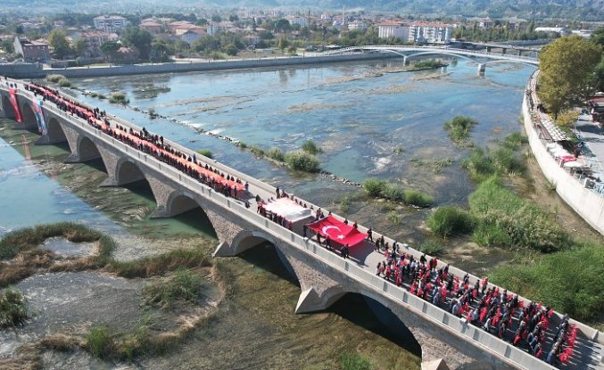 Çorum'da vatandaşlar 101 metrelik Türk bayrağı ile yürüdü