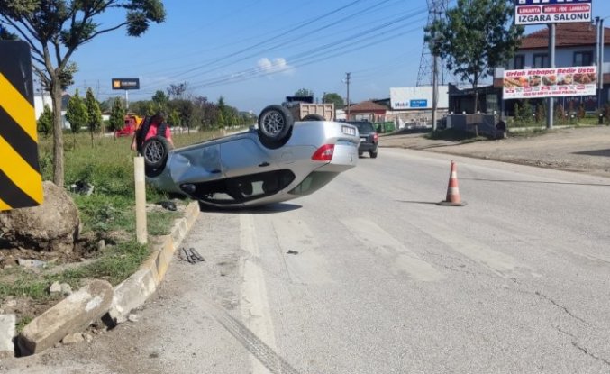 Düzce'de devrilen otomobilin sürücüsü yaralandı