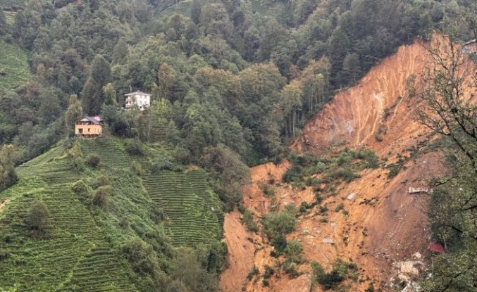 Rize'de heyelan sonucu 2 ev toprak altında kaldı