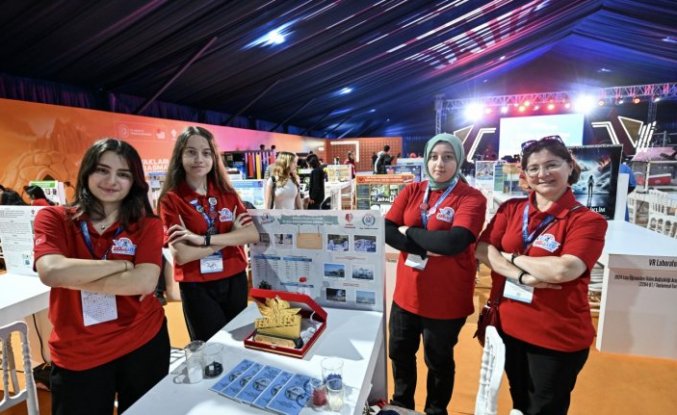 Lise öğrencilerinin projesi, karı en hızlı siyah renkli plastiğin erittiğini gösterdi