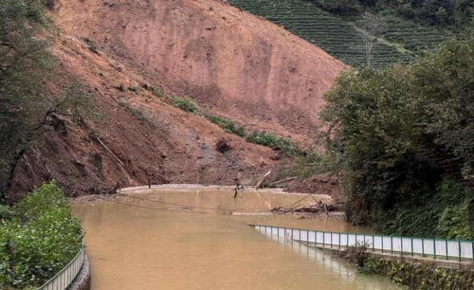 Rize'de heyelan sonucu 2 ev toprak altında kaldı