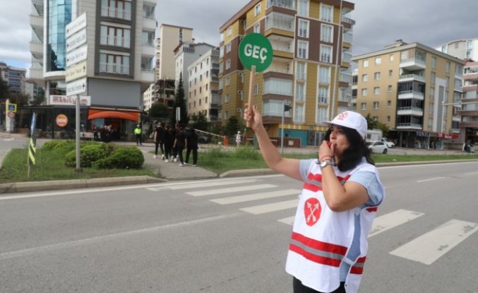 Samsun'da “Okul Geçidi Görevlisi“ uygulamasıyla öğrenciler yollarda güvende