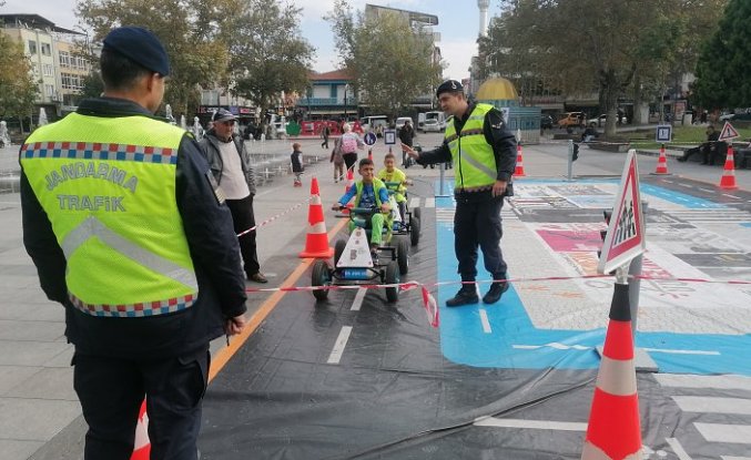 Tokat'ta mobil tır ve emniyet kemeri simülasyon aracında trafik eğitimi verildi