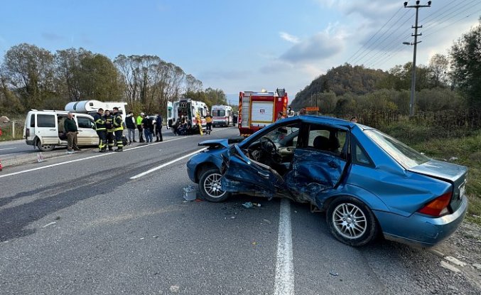 Bartın'da otomobille hafif ticari araç çarpıştı, 7 kişi yaralandı