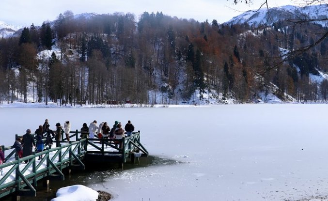 Borçka Karagöl Tabiat Parkı'nda kış ve sonbahar bir arada yaşanıyor