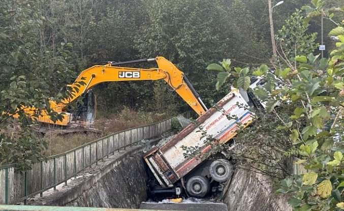 Rize'de kontrolden çıkarak kayan kamyon dereye devrildi