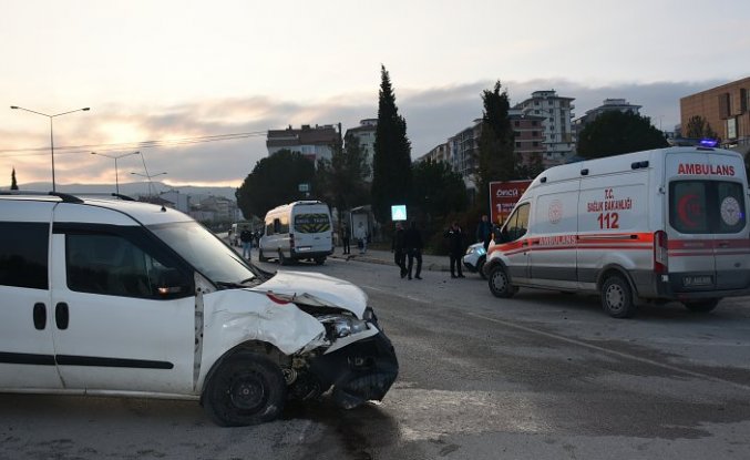 Sinop'ta öğrenci servisi ile otomobil çarpıştı, 3 kişi yaralandı