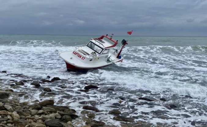 Sinop'ta balıkçı teknesi karaya oturdu