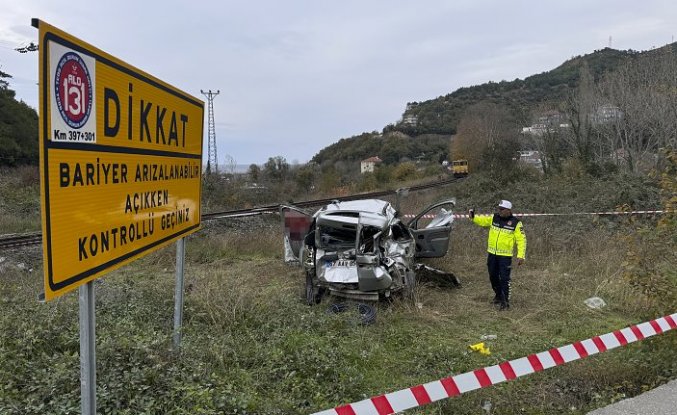 Zonguldak'ta trenin çarptığı hafif ticari araçtaki 2 kişi yaralandı