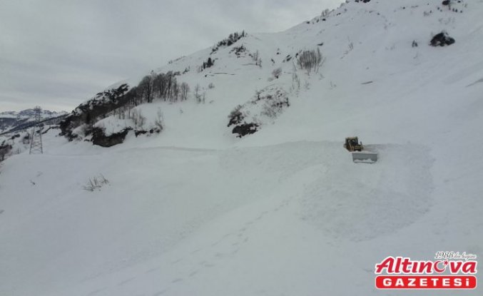 Artvin'de yolu kardan kapanan köydeki hastaya paletli ambulansla ulaşıldı