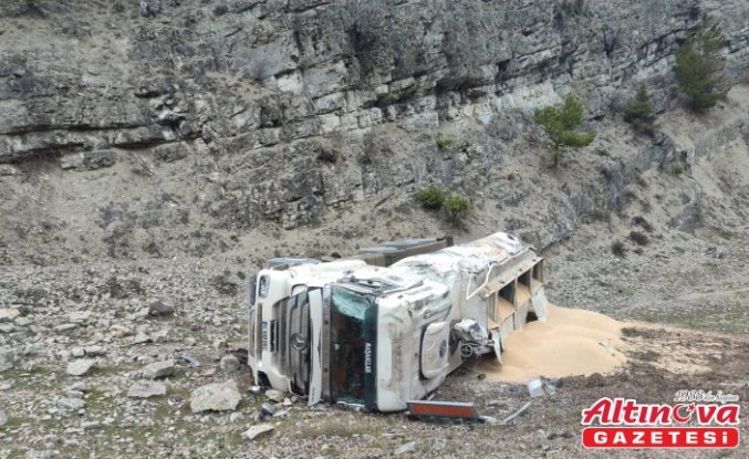 Bolu'da devrilen kamyonun sürücüsü yaralandı