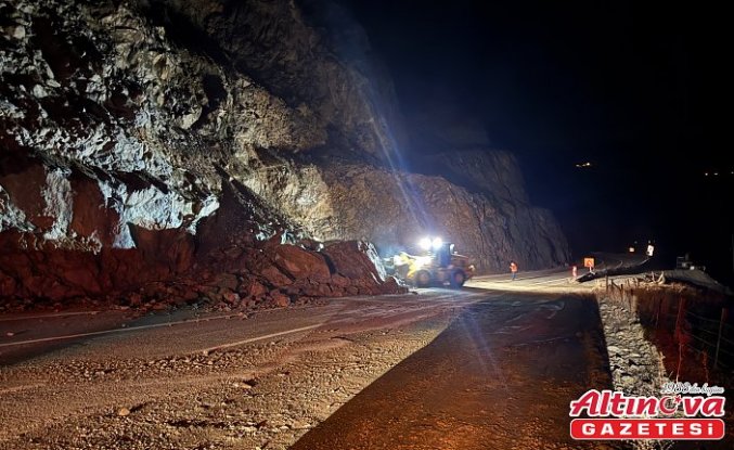 Heyelan nedeniyle Artvin-Ardahan kara yolunda ulaşım kontrollü sağlanıyor