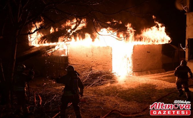 Düzce'de itfaiye erleri yeni yılın ilk dakikalarında çıkan yangına müdahale etti