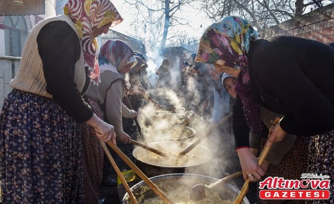 Taşköprü'de Regaip Kandili'nde geleneksel helva ikramı yapıldı