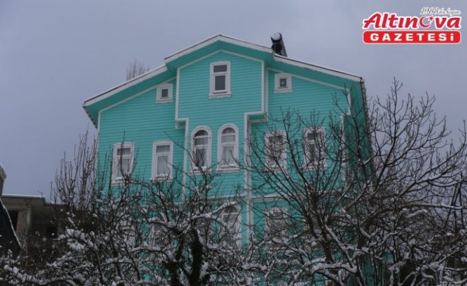 Tarihi İnebolu evleri karla kaplandı