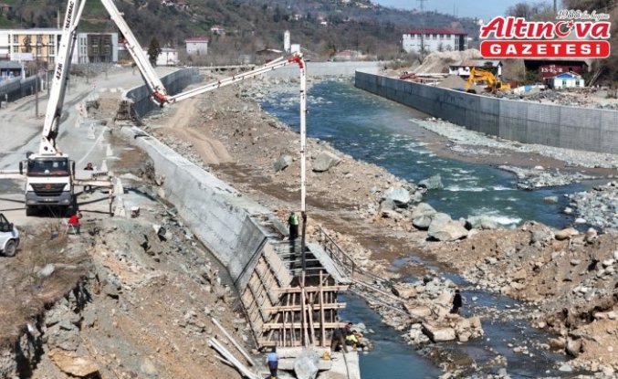 Arhavi'de Kapisre Deresi'nde ıslah çalışmaları devam ediyor