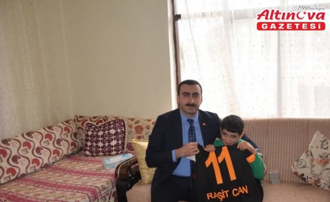 İhsangazi Kaymakamı, özel eğitim öğrencisine forma hediye etti