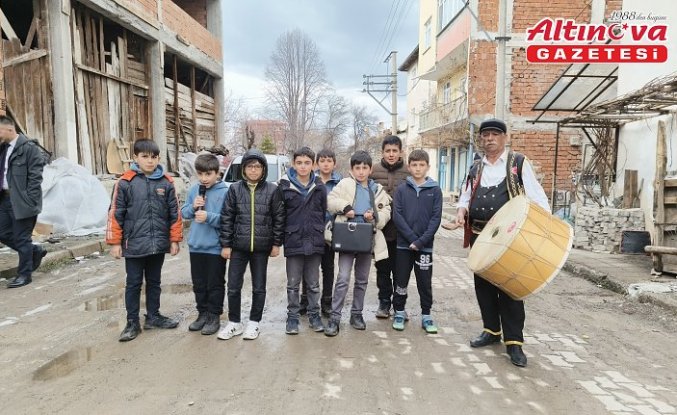 Kastamonu'da ortaokul öğrencileri maniler okuyarak ramazanın gelişini kutladı