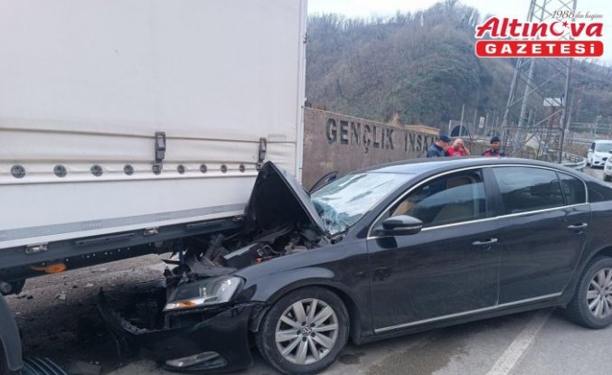 Artvin'de otomobilin park halindeki tıra çarptığı kazada 3 kişi yaralandı