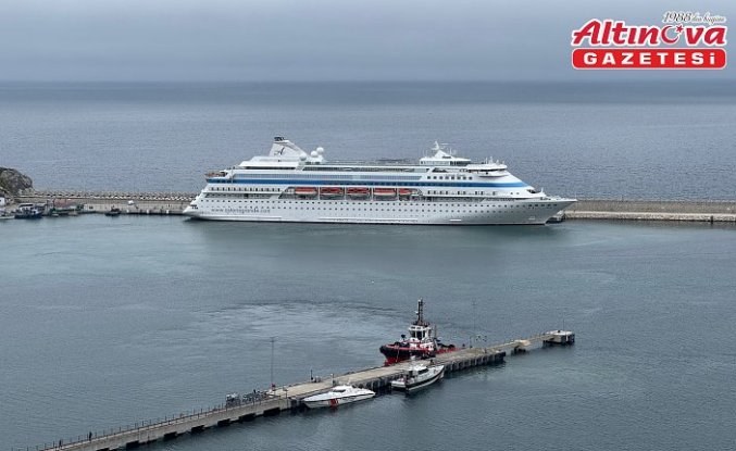 “Astoria Grande“ kruvaziyeri 700 Rus yolcusuyla Amasra'ya geldi