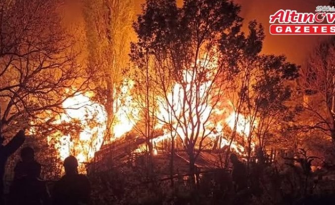 Çorum'da 3 evde çıkan yangına müdahale ediliyor