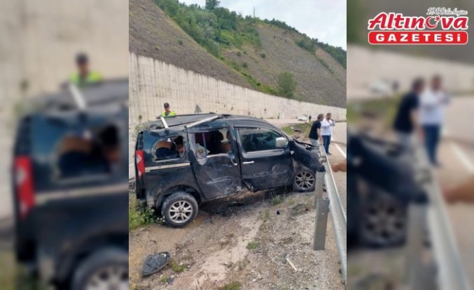 Tokat'ta bariyerlere çarpan hafif ticari araçtaki 4 kişi yaralandı