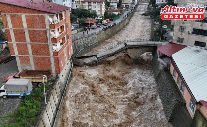 Artvin Borçka'da tarihi kesmetaş köprü yoğun yağış nedeniyle çöktü