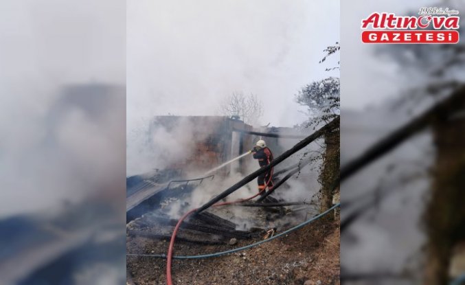 Artvin'de çıkan yangında 4 ev kullanılamaz hale geldi