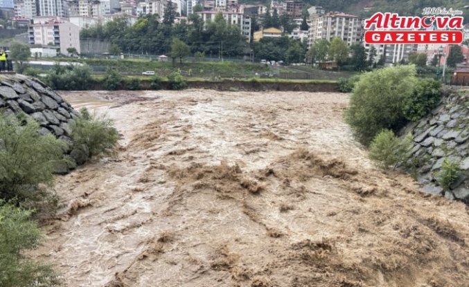 Artvin'de sağanak, taşkın ve heyelanlara neden oldu