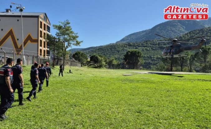 Artvin'de sel ve heyelan nedeniyle Camili'de mahsur kalan turistler helikopterlerle tahliye edildi