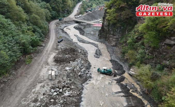 Artvin'de şiddetli yağışlar sonucu kapanan Borçka-Camili kara yolu ulaşıma açıldı