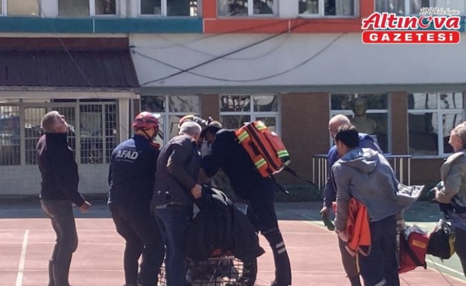 Artvin'de ulaşım sağlanamayan köydeki hasta helikopterle Rize'ye gönderildi