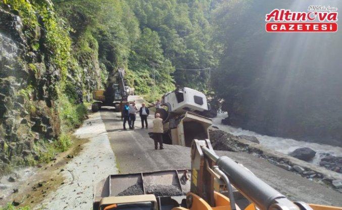 Artvin'de yolun çökmesi sonucu oluşan çukura düşen kamyonun sürücüsü yaralandı
